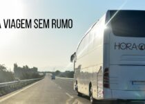 Um ônibus em uma rodovia