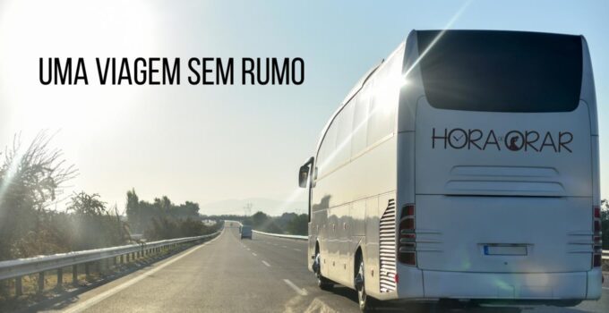 Um ônibus em uma rodovia