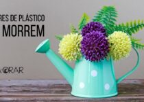 Flores de plastico em um vaso