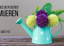 Flores de plastico en un vaso