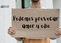 Hombre sostiene cartel de carton con los diceres "podemos provocar amor u odio"