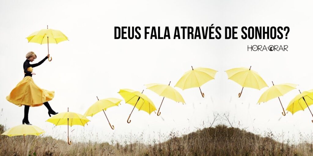 Uma mulher caminha sobre guarda-chuvas amarelos