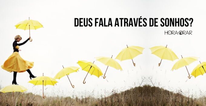 Uma mulher caminha sobre guarda-chuvas amarelos