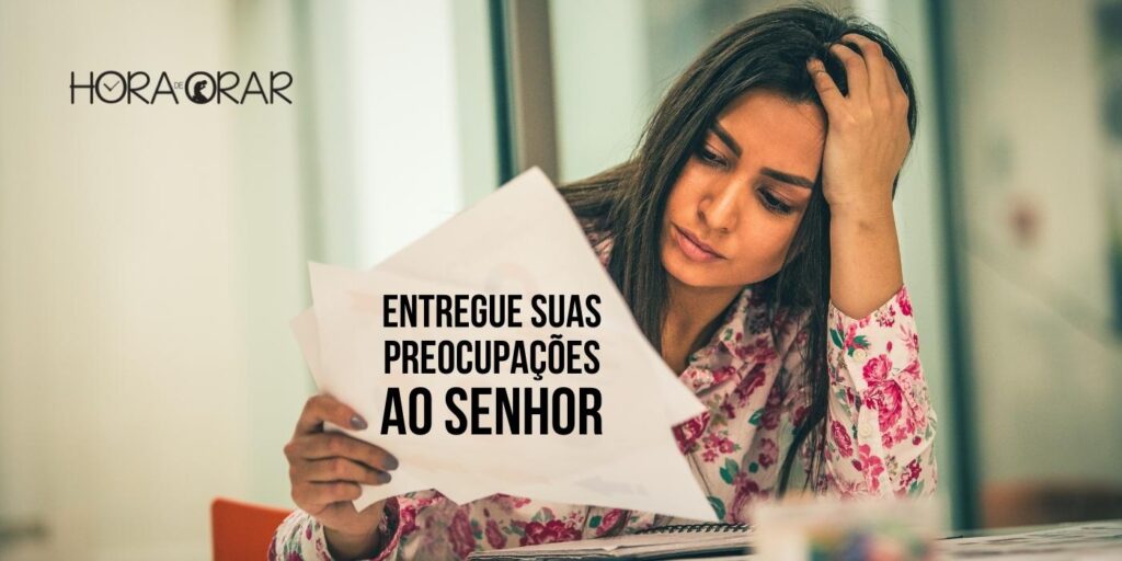 Mulher revisa papéis com expressão de preocupada