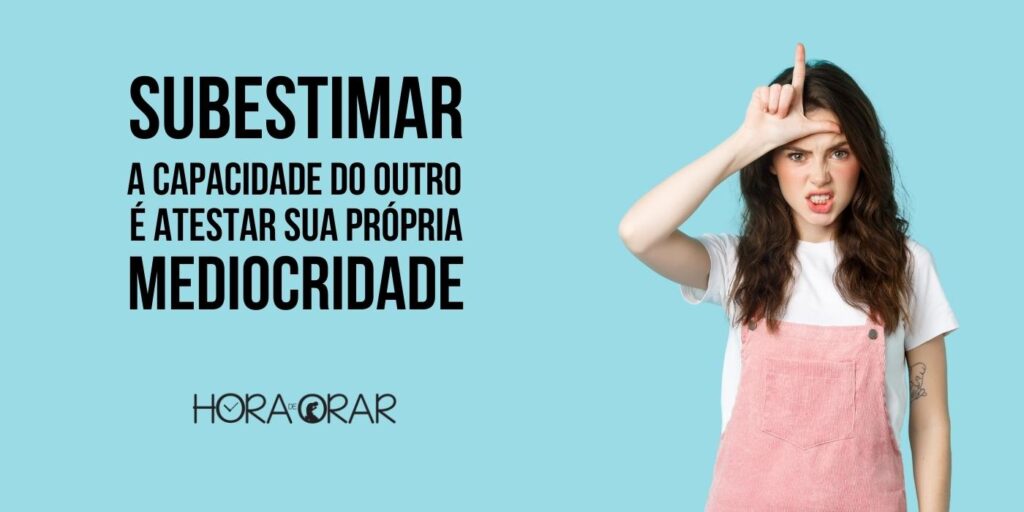 Menina faz sinal de L significando "Loser" (perdedor em inglês)