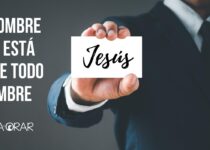 Un hombre sostiene una tarjeta con el nombre de Jesus