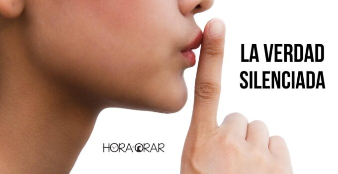 Mujer faz señal de silencio con un dedo en la boca