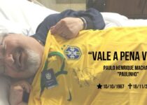 Foto de Paulo Henrique Machado, o Paulinho, com a camisa da seleção brasileira