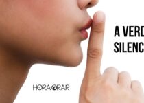 Mulher faz sinal de silêncio com um dedo na boca