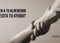 Una mano sostiene a otra, en señal de ayuda