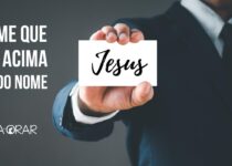Homem segura o cartão com o nome de Jesus