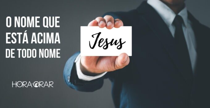 Homem segura o cartão com o nome de Jesus