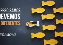 Varios peixes iguais indo em uma direção e um peixe diferente indo em outra direção