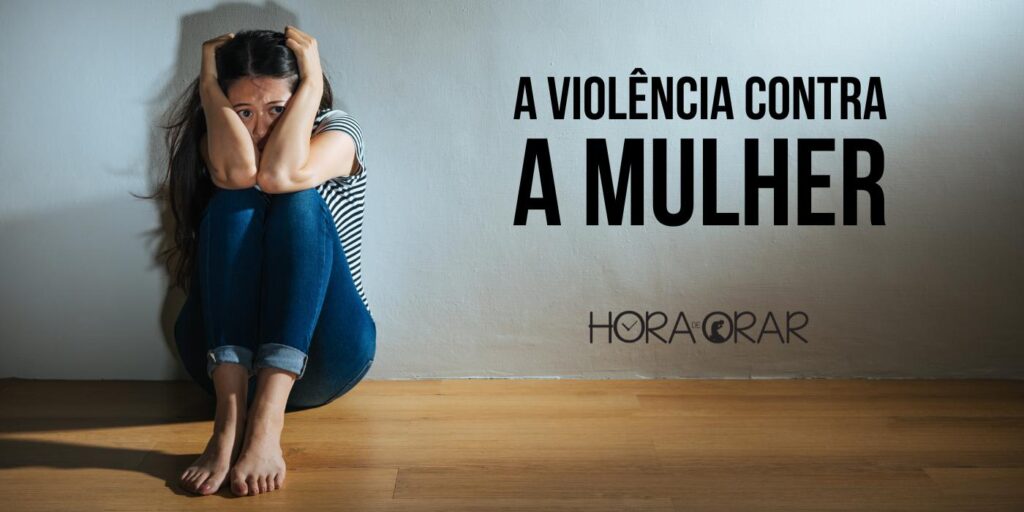 Mulher em sofrimento e com medo, sentada no chão