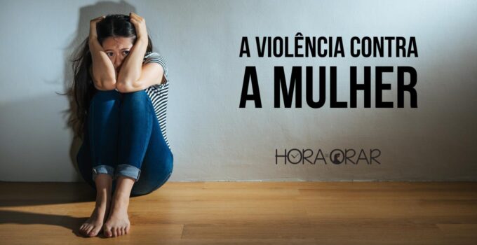 Mulher em sofrimento e com medo, sentada no chão