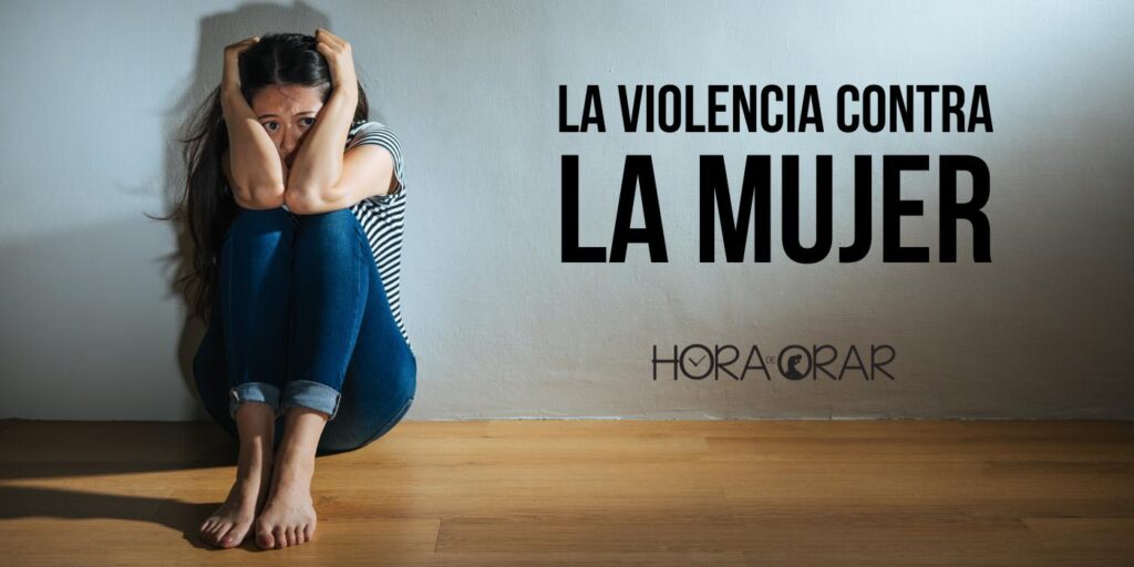 Mujer con miedo y sufrimiento sentada en el piso