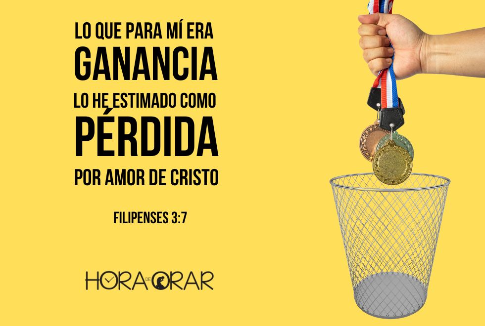 Una persona tira sus medallas a la basura