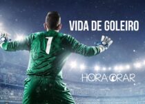 Um goleiro em um estádio lotado