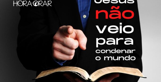Um pastor com a Bíblia na mão aponta o dedo em sinal de acusação. Mas do lado, a frase: Jesus não veio para condenar o mundo