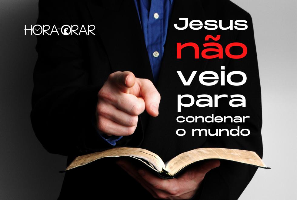 Um pastor com a Bíblia na mão aponta o dedo em sinal de acusação. Mas do lado, a frase: Jesus não veio para condenar o mundo