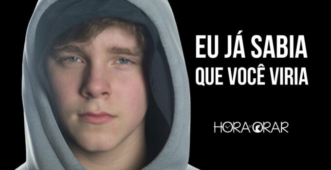 Jovem com capuz e a frase que mudaria sua vida: "Eu já sabia que você viria".