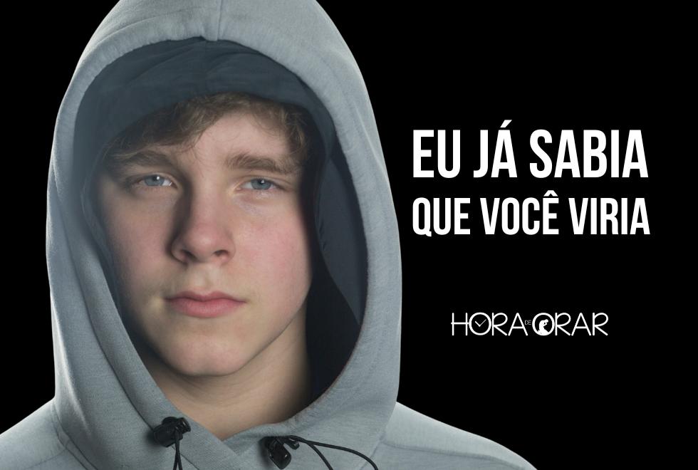 Jovem com capuz e a frase que mudaria sua vida: "Eu já sabia que você viria".